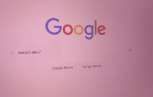 Startseite der Google-Suche; in das Suchfeld ist "warum seo?" eingetippt